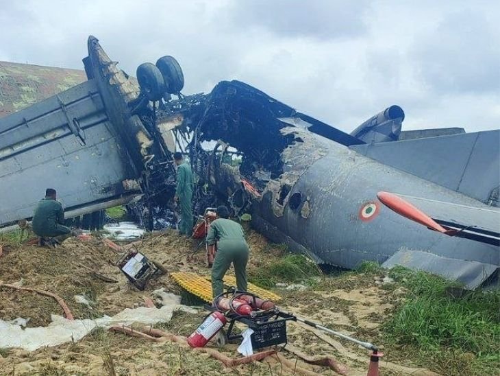 Jorhat: असम में वायुसेना का प्लेन क्रैश, लैंड करते ही लगी आग, दो हिस्सों में बंटा विमान