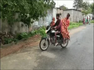 एंबुलेंस न मिलने पर बाइक से ले गया शव