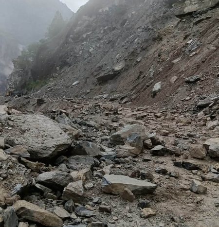 उत्तराखंड में भारी बारिश, सड़कें बंद