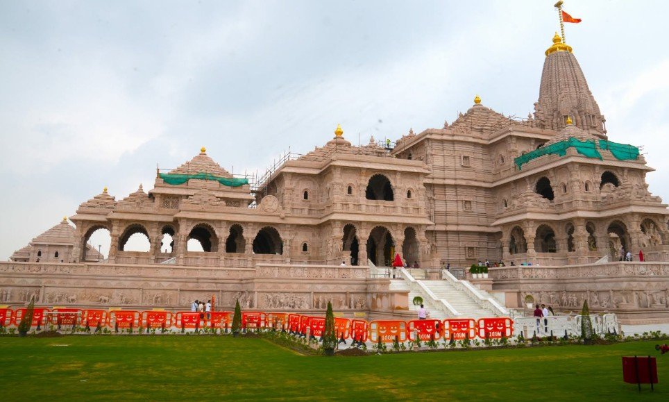 Ram Mandir: रामलला के दर्शन को अयोध्या में उमड़ी भीड़