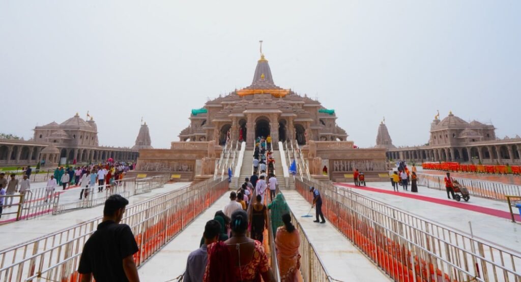 Ram Mandir: रामलला के दर्शन को अयोध्या में उमड़ी भीड़