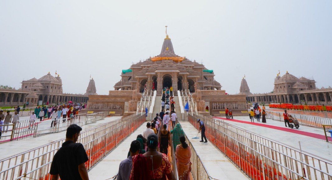 Ram Mandir: रामलला के दर्शन को अयोध्या में उमड़ी भीड़