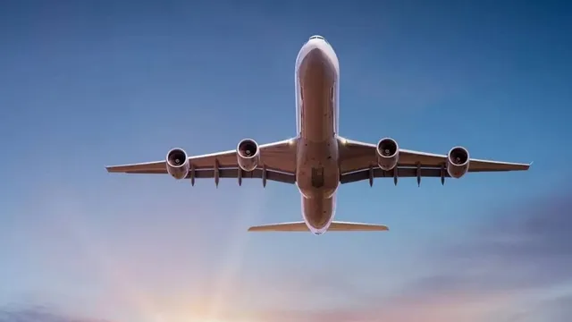 खराब मौसम से लखनऊ पहुंचा विमान