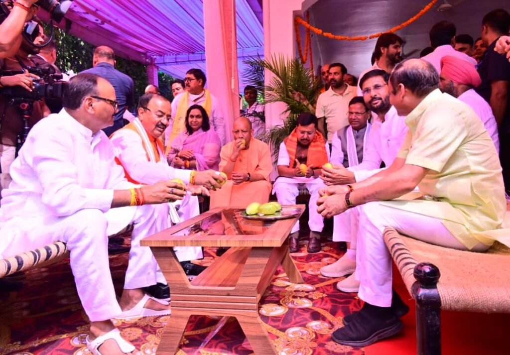 Up Election: ब्रजेश पाठक के घर योगी और नितिन नवीन की पार्टी