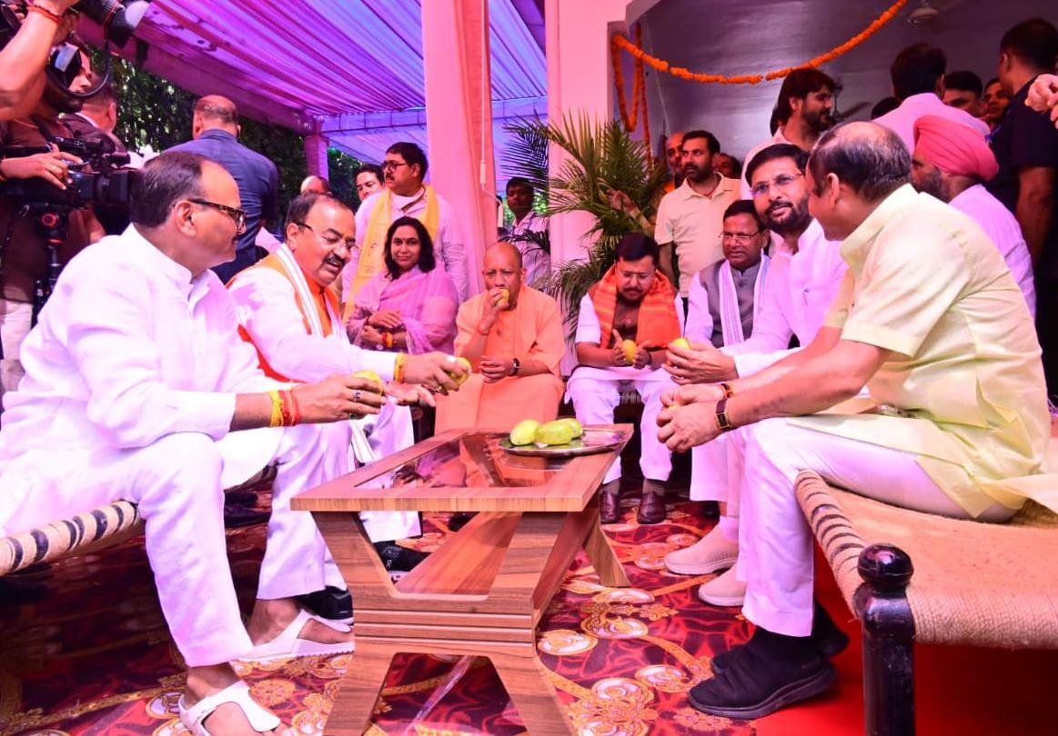 Up Election: ब्रजेश पाठक के घर योगी और नितिन नवीन की पार्टी