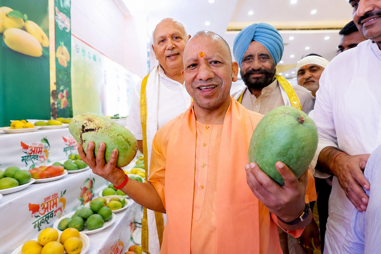 'आम महोत्सव' में CM योगी