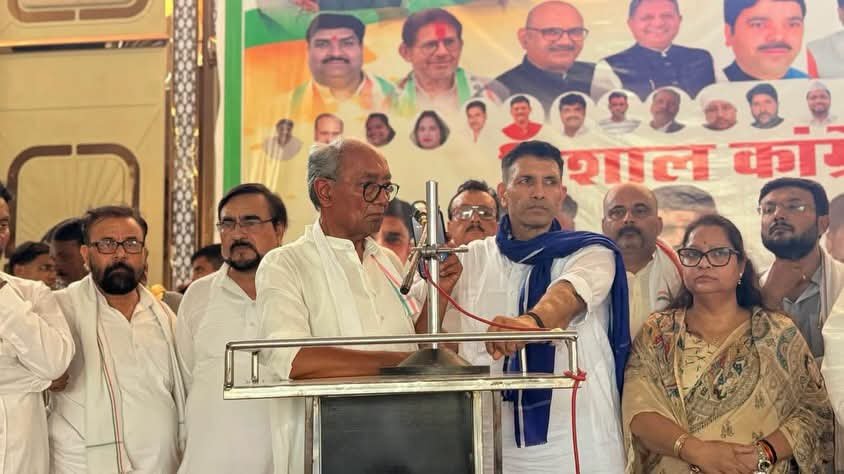 Datia ByElection: दतिया ट्रेन से साथ पहुंचे दिग्विजय और जीतू