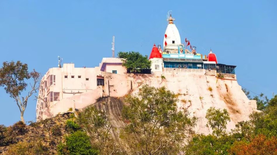 मनसा देवी मंदिर ट्रस्ट का बड़ा फैसला मंदिर में सेवा देने वाले सभी पुजारी बिना जेब वाले कुर्ते पहनेंगे