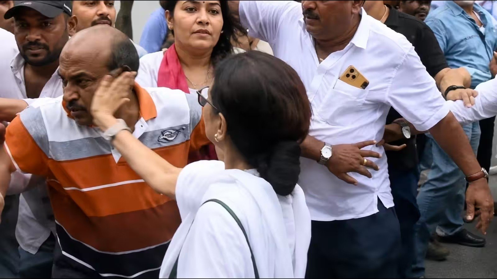 ममता ने अपने ही कार्यकर्ता को थप्पड़ मारा
