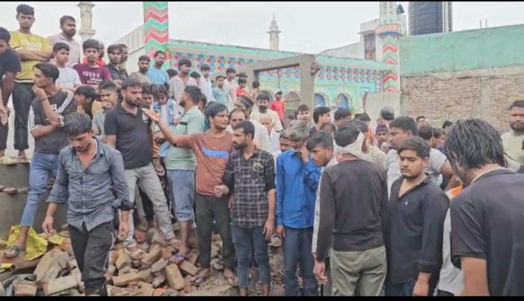 Bulandshahr: बुलंदशहर में हादसा बारिश से ढही मस्जिद की दीवार