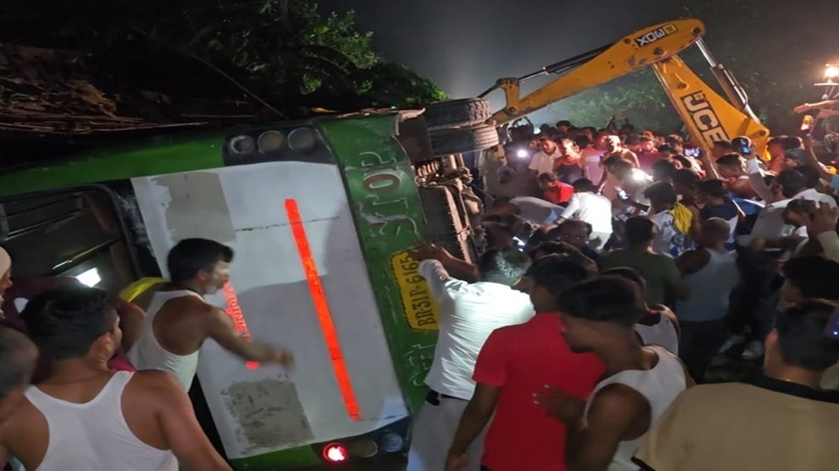 सारण बस हादसा, एक की मौत, कई घायल