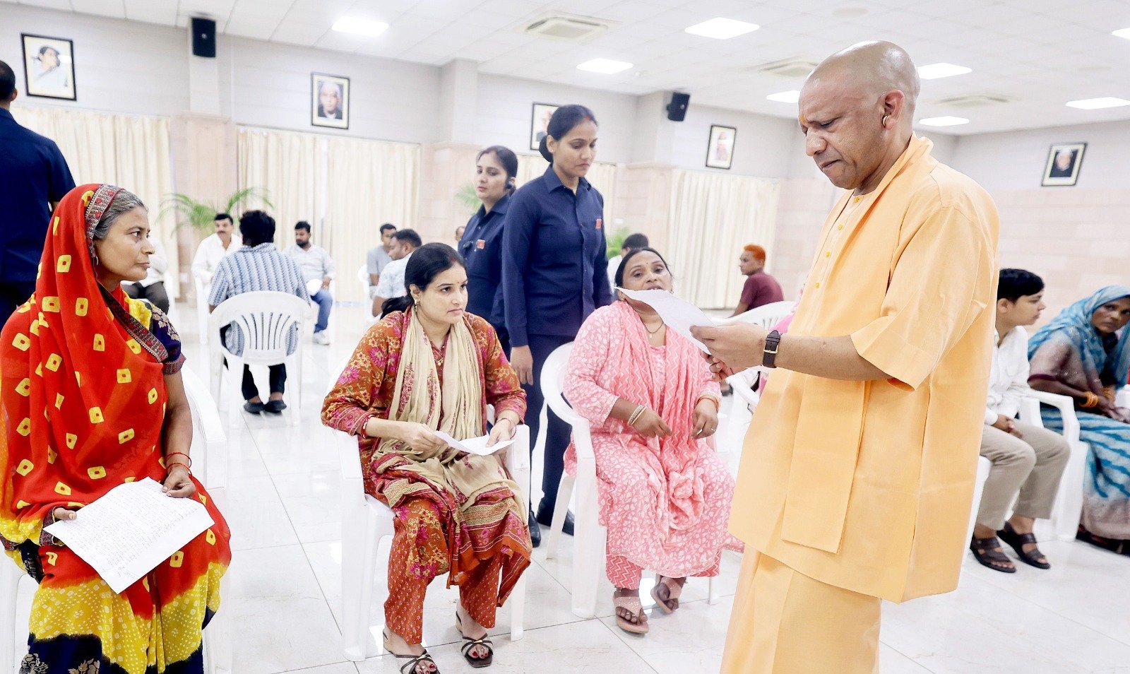 जनता दर्शन में CM योगी
