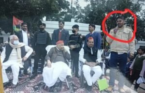 मंच पर स्वर्गीय मुलायम सिंह यादव और गाना गाते मोहम्मद अली