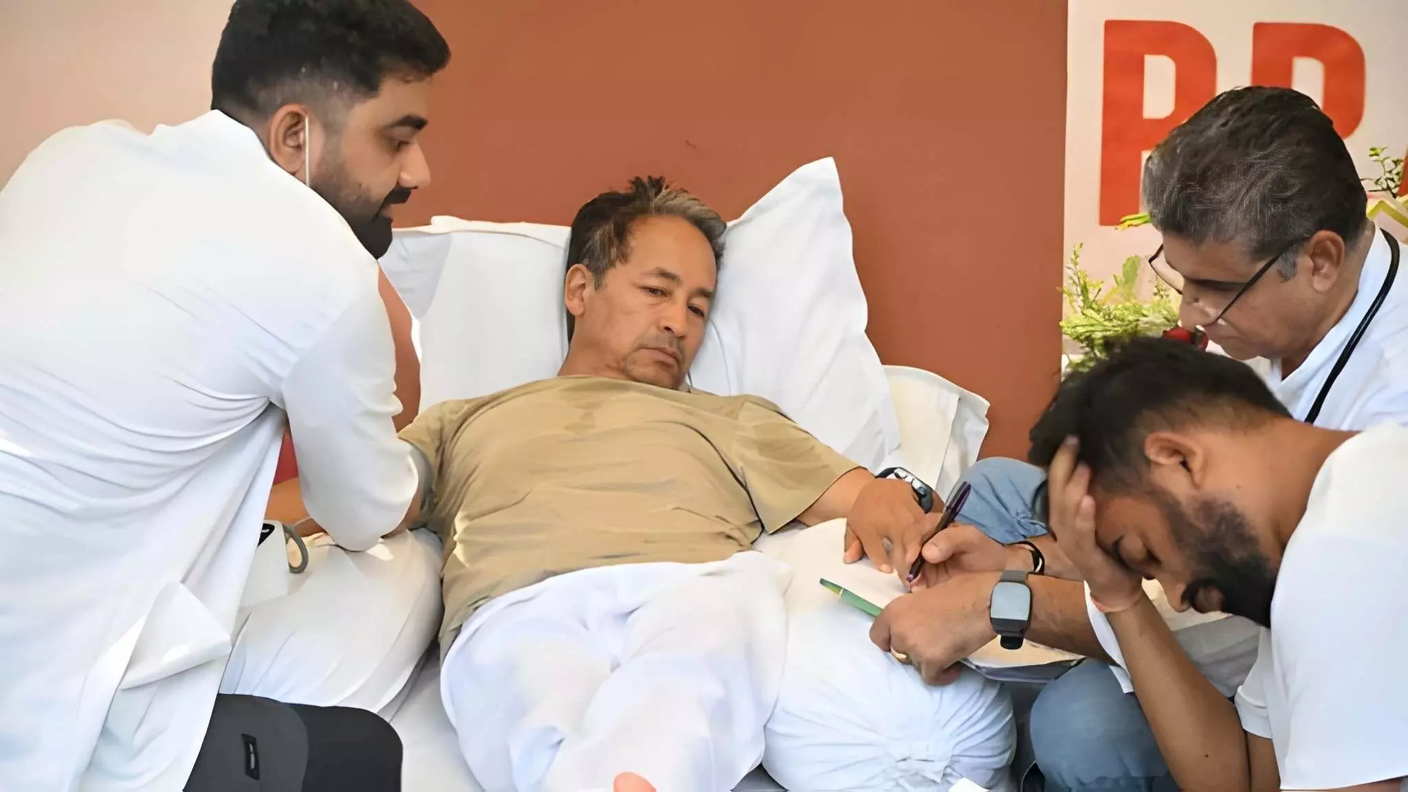 सोनम वांगचुक के अनशन पर अड़े रहने के बीच अभिजीत दीपके बोले- जान बचाइए, आंदोलन हम संभाल लेंगे