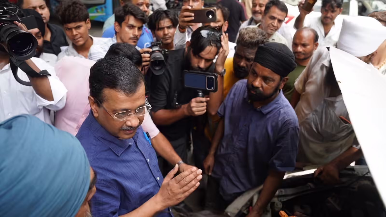 E20 पेट्रोल के खिलाफ केजरीवाल का हल्ला बोल, पेट्रोल पंपों पर उतरे कार्यकर्ता