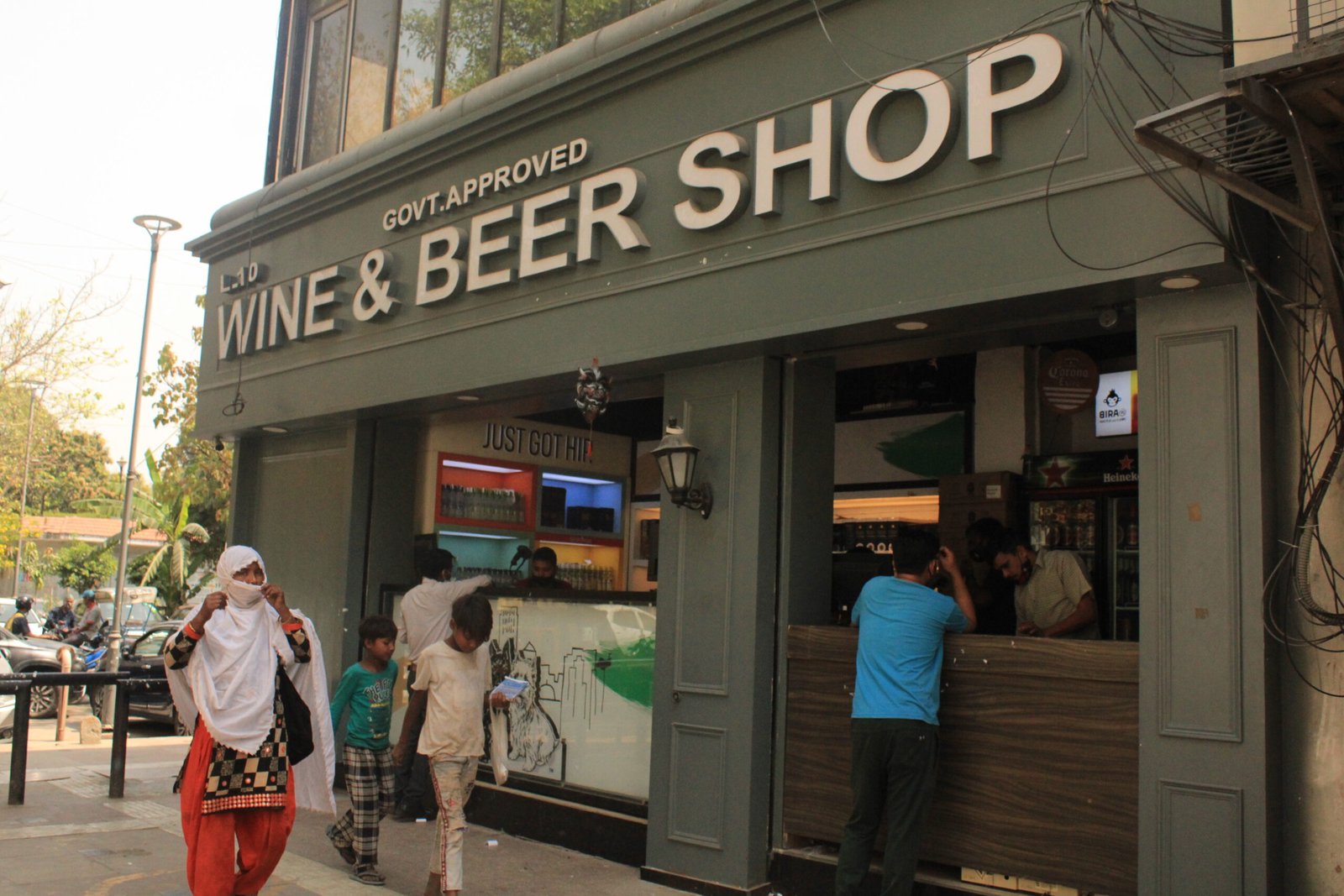 Delhi Liquor Shops: दिल्ली में शराब खरीदने वालों के लिए जरूरी खबर, रात 8 बजे तक ही खुलेंगी दुकानें