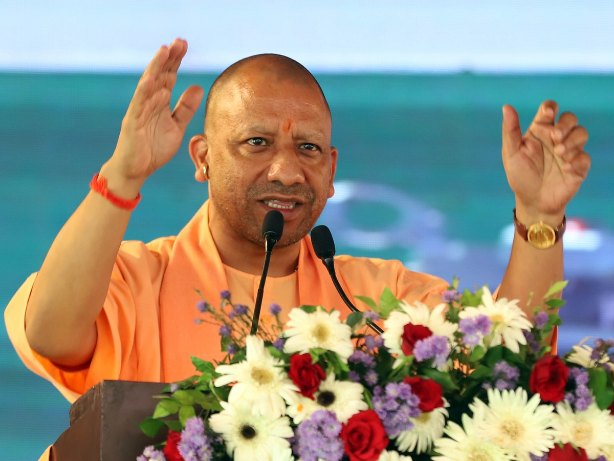 CM Yogi: कांवड़ यात्रा पर इटावा की धरती से गरजे सीएम योगी, बोले- केसरिया रंग से सपा की जैसे जन्मजात दुश्मनी