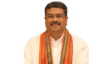 छात्र आंदोलन के आगे झुकी सरकार! धर्मेंद्र प्रधान के इस्तीफे पर अभिजीत दीपके बोले – झुकती है दुनिया, झुकाने वाला चाहिए