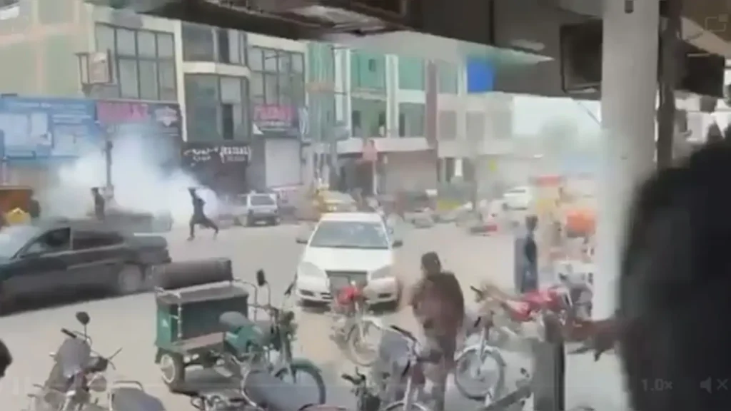 PoK Violence: पाकिस्तान अधिकृत कश्मीर (PoK) में विधानसभा चुनाव से पहले हिंसा और तनाव की स्थिति गंभीर हो गई है। चुनावी धांधली के आरोपों और सरकार विरोधी प्रदर्शनों के बीच प्रदर्शनकारियों