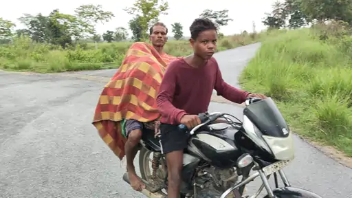 एंबुलेंस न मिलने पर बाइक से ले गया शव