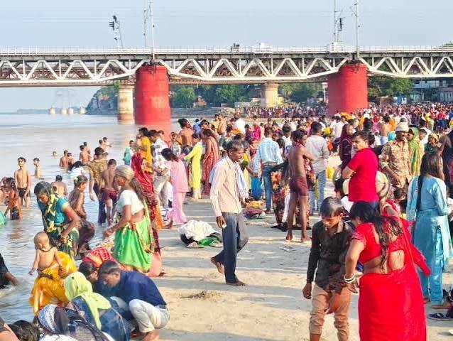 प्रयागराज में गुरु पूर्णिमा पर उमड़ी भीड़