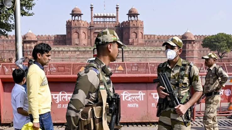 लाल किले को बम की धमकी, जांच शुरू