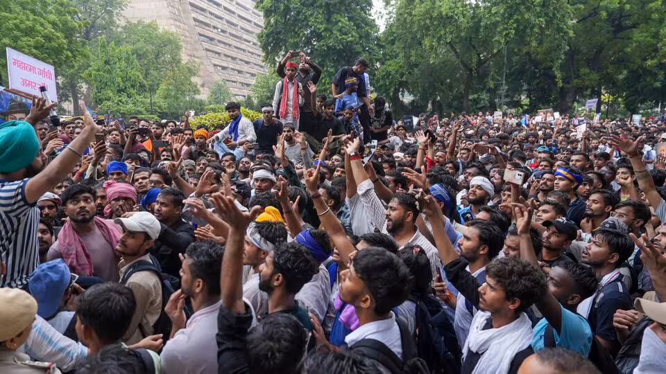 संसद मार्च के दौरान पुलिस ने दागे आंसू गैस के गोले, प्रदर्शनकारियों को रोकने के लिए किया एक्शन