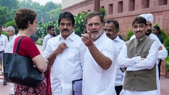 Rahul Gandhi: राहुल गांधी PM आवास के बाहर से हिरासत में लिए