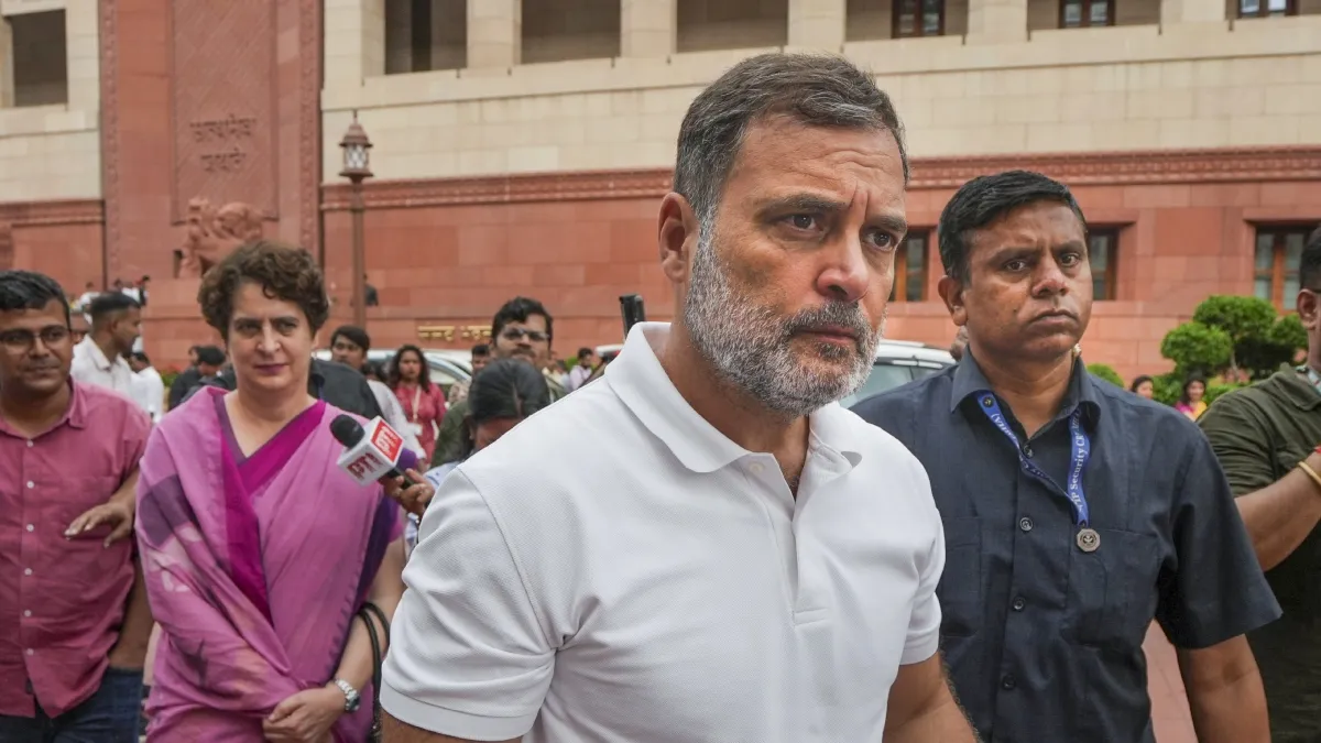 राहुल गांधी घायल पुलिस पर सवाल से बचे