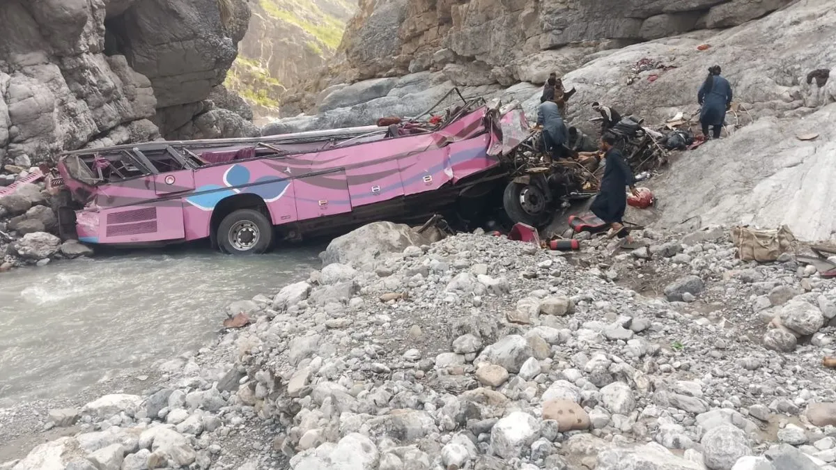 पाकिस्तान में बस खाई में गिरी, 40 की मौत