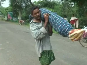 Odisha News:  एंबुलेंस न मिलने पर बाइक से ले गया शव