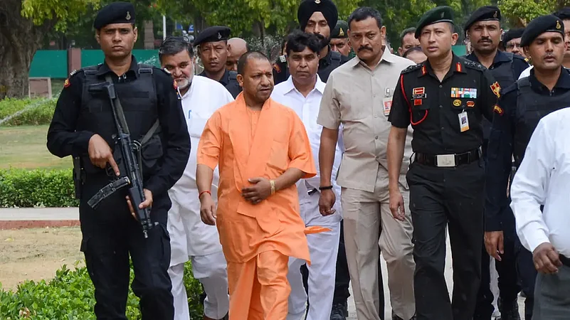 जनता दर्शन में गूंजे अवैध कब्जे और बिल्डर धोखाधड़ी के मामले, सीएम योगी ने दिए सख्त कार्रवाई के निर्देश