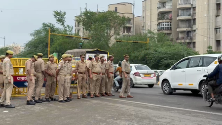 Noida: नोएडा-दिल्ली बॉर्डर पर हाई अलर्ट, किसानों के दिल्ली कूच के मद्देनजर कड़ी सुरक्षा