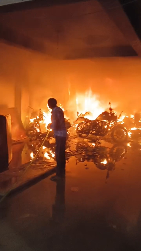 Noida: वाहन की बैटरी चार्जिंग के दौरान भड़की आग, दो लोगों की दर्दनाक मौत; 50 बाल-बाल बचे