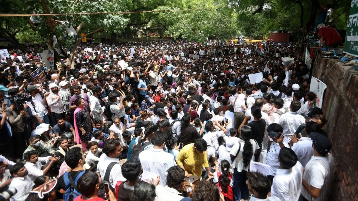 New Delhi: कॉकरोच ने उड़ाई विपक्षी पार्टियों की नींद, कहां चूक गया विपक्ष ?