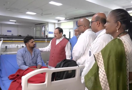New Delhi: 'संसद चलो' मार्च में घायल हुए प्रदर्शनकारियों की सरकार ने ली सुध, अस्पताल पहुंचे जेपी नड्डा