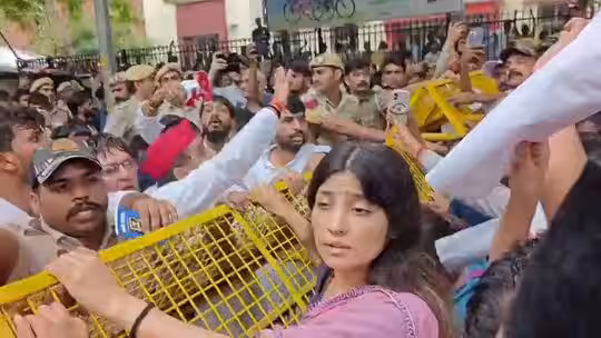New Delhi: कॉकरोच जनता पार्टी के समर्थन में उतरा विपक्ष, राजनीति तेज, सरकार पर साधा निशाना