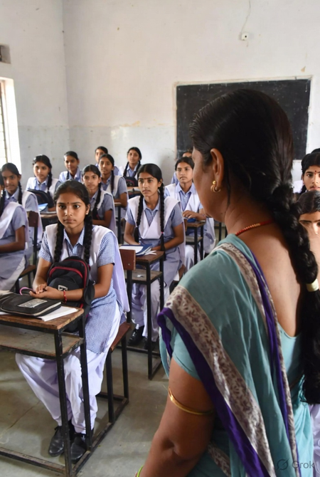 Rajasthan: शिक्षिका के पैसे गुम हुए, छात्राओं के उतरवाए कपड़े