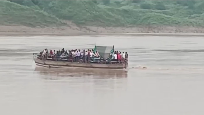 चंबल में बीच धार स्टीमर खराब, 100 यात्री खतरे में