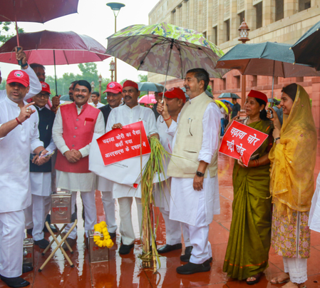 राम मंदिर चढ़ावा विवाद पर सपा का प्रदर्शन