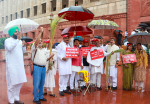 SP MPs Protest: राम मंदिर चढ़ावा विवाद पर सपा का प्रदर्शन