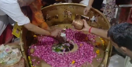 शिव मंदिरों में जलाभिषेक को उमड़ी भीड़