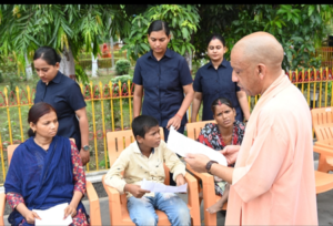 CM Yogi: CM योगी ने जनता की समस्याएं सुनीं