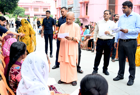 CM योगी ने जनता की समस्याएं सुनीं