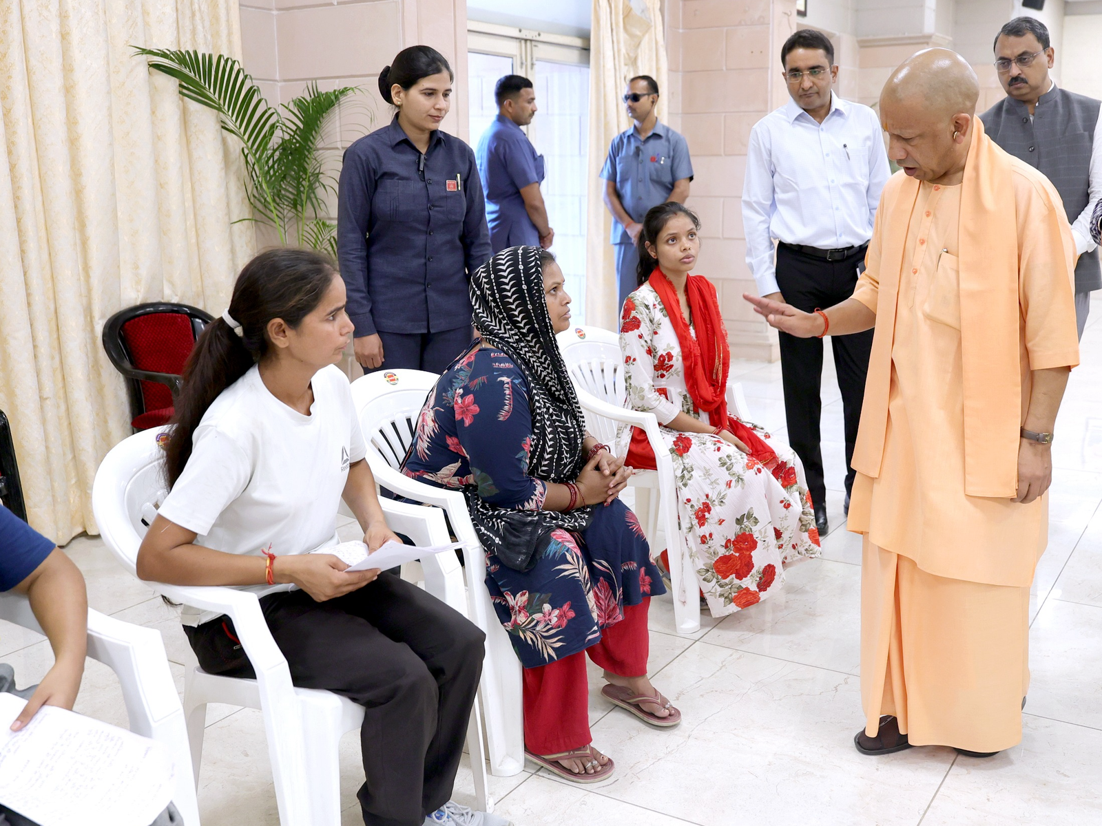CM Yogi Janata Darshan: महिला की फरियाद सुनते ही CM योगी का चढ़ा पारा, बोले- पीड़ित को रास्ता नहीं मिला तो अफसरों पर होगी कार्रवाई
