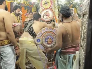 महाकाल को अर्पित हुई 2 फीट की राखी