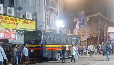 मुंबई में 22 फीट की गणेश मूर्ति गिरी