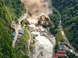 Nepal Tibet Flood: नेपाल-तिब्बत सीमा पर झील फटी
