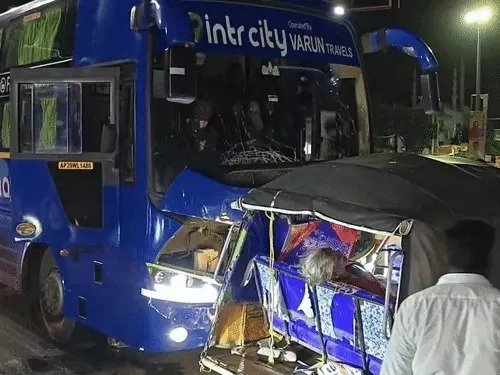 बस ने ऑटो को मारी टक्कर, 7 की मौत