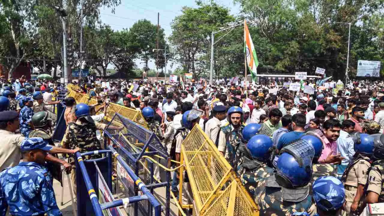 पटना में छात्रों पर चला वाटर कैनन